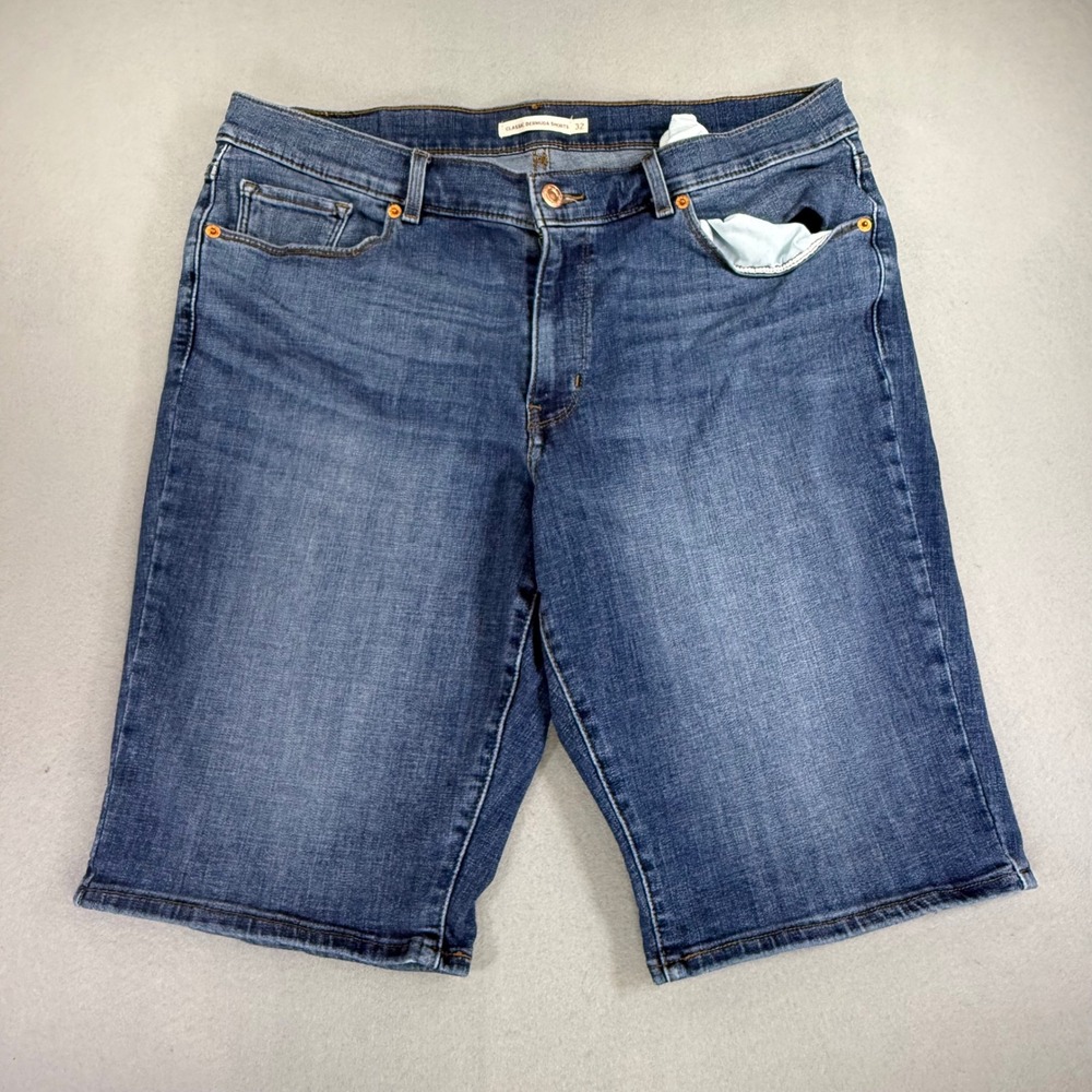Levis Classic Bermuda Shorts Womens 32 Medium Wash Blue Denim Stretch 5-Pocket
